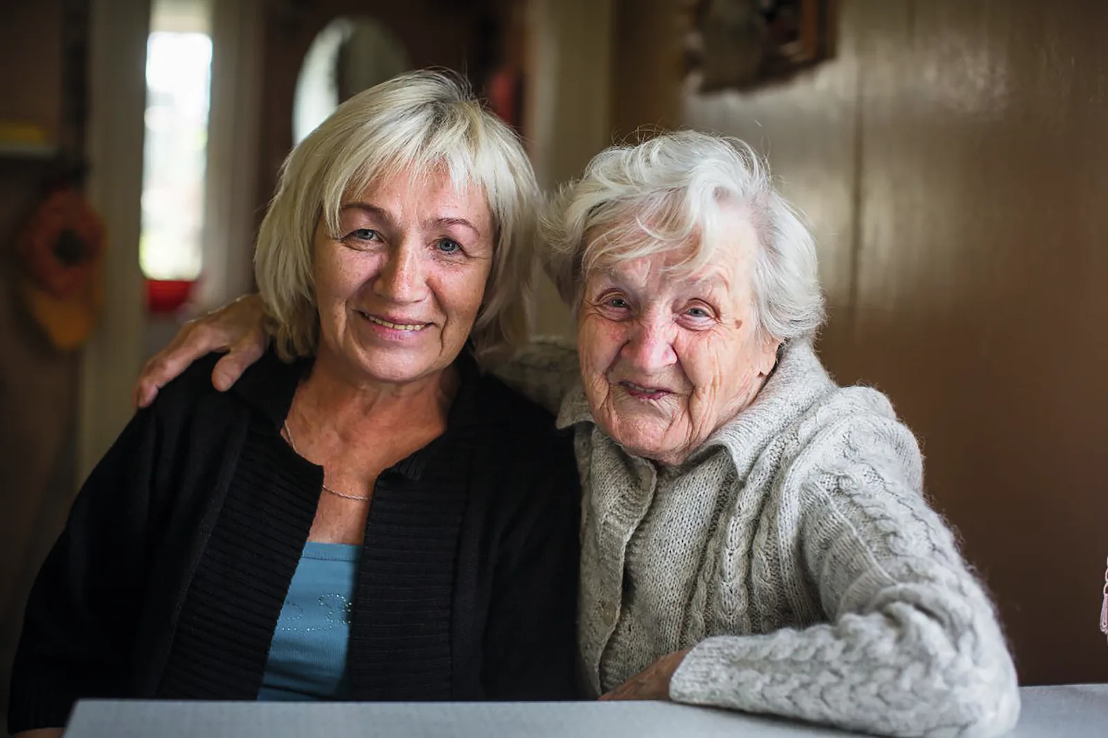Betreuerin mit älterer Dame